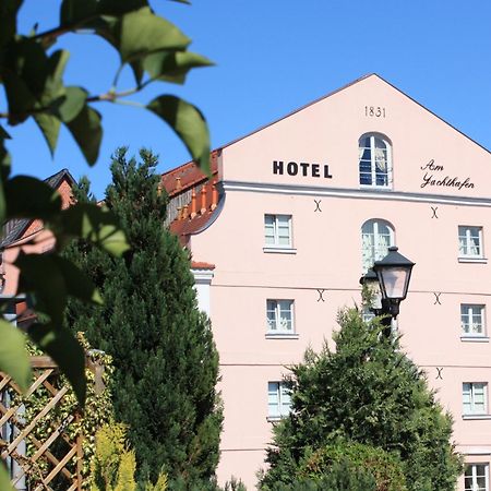 Hotel Am Yachthafen Waren  Luaran gambar