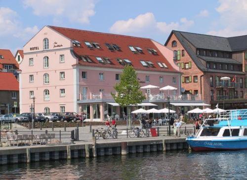 Hotel Am Yachthafen Waren  Luaran gambar