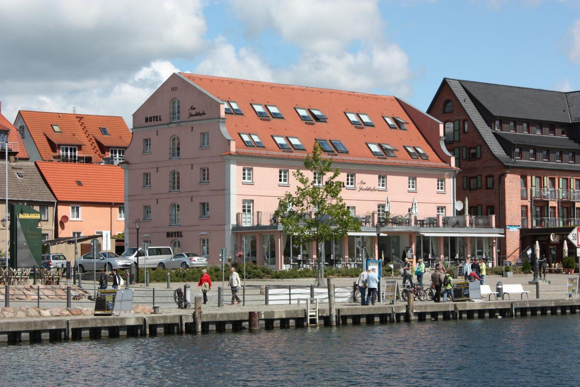 Hotel Am Yachthafen Waren  Luaran gambar