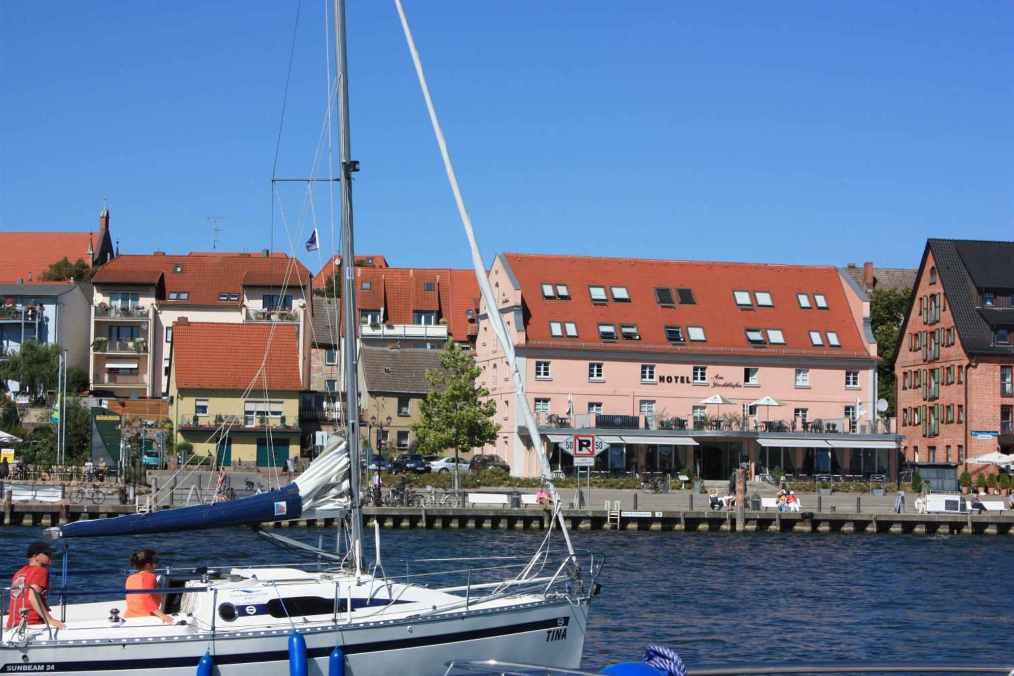 Hotel Am Yachthafen Waren  Luaran gambar