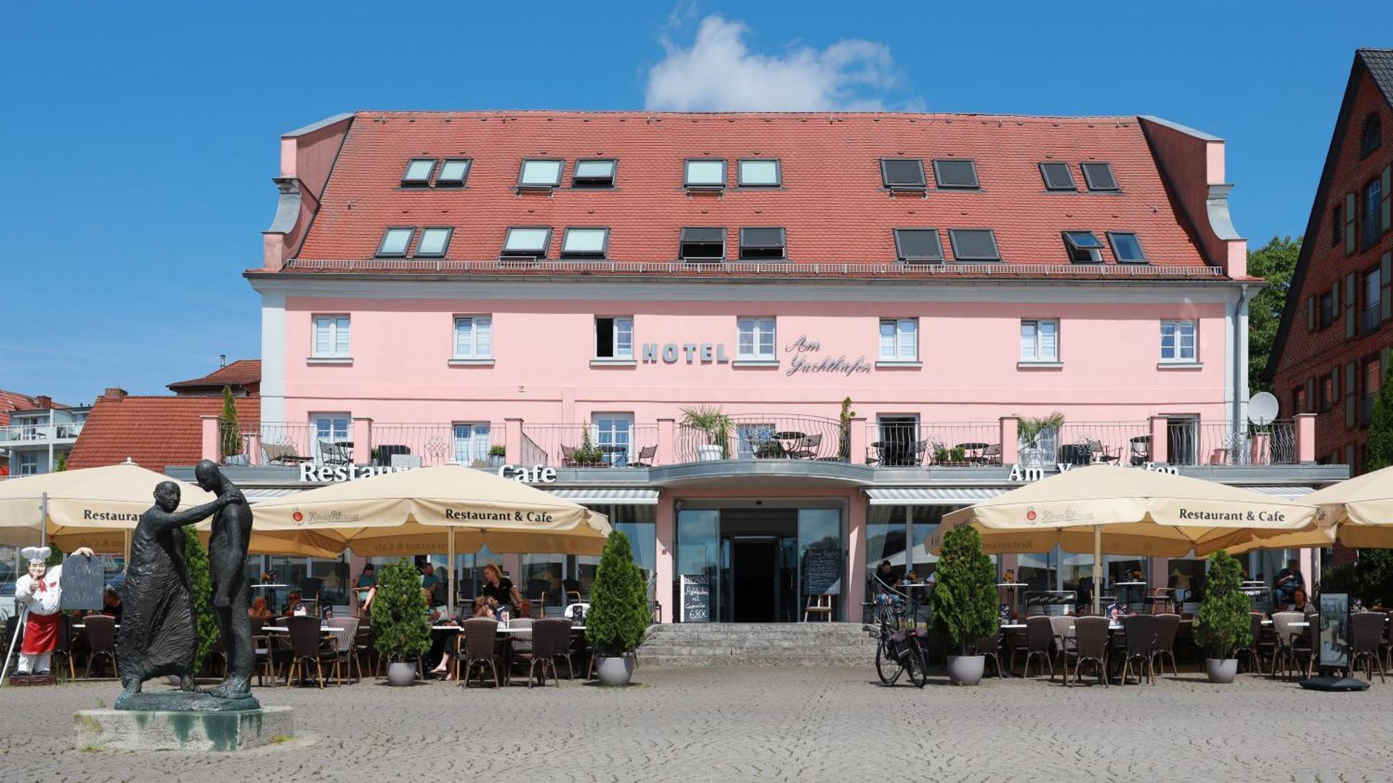 Hotel Am Yachthafen Waren  Luaran gambar